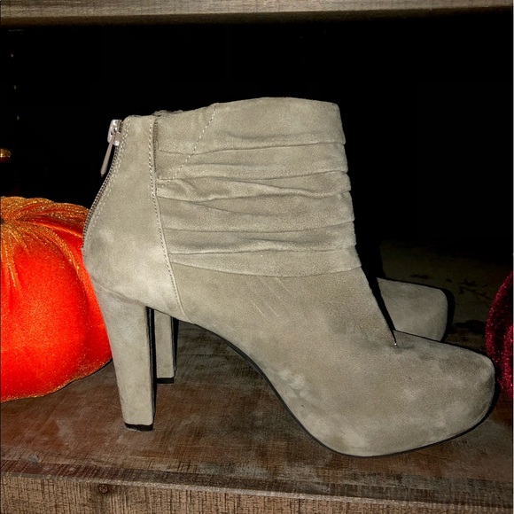 Me too Suede Booties 🍂👢 - Picture 5 of 8